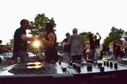 Am Parkplatz-Fest: Paare tanzen in den Sonnenuntergang. (Bild: Christoph Heer)