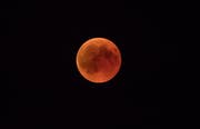 Während der Mondfinsternis: der Mond über Frauenfeld. (Bild: Reto Martin)
