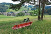 Vom Dorf muss man einige Höhenmeter überwinden, um den Ausblick und die Ruhe beim Bänkli unweit der Stäägen geniessen zu können. (Bild: Beat Lanzendorfer)