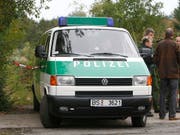 Um die Streithähne auseinander zu treiben, rückte die Polizei in Gelsenkirchen mit einem Grossaufgebot an. (Bild: KEYSTONE/AP/Joerg Sarbach)