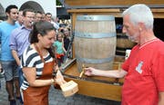Anja Stiefel meisterte die Herausforderung «Bierfassanstich» mit Bravour: Nach drei Schlägen hatte sie den Zapfhahn im Bierfass.