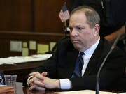 Harvey Weinsteins Haftpflichtversicherungen wollen nicht für die Anwaltskosten des gefallenen Hollywood-Produzenten aufkommen. Er sieht sich mit mehreren Klagen wegen sexueller Übergriffe konfrontiert. (Bild: KEYSTONE/AP Pool The Daily News/JEFFERSON SIEGEL)