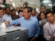 Hat die Opposition ausgeschaltet und wird weiterregieren: Kambodschas Premierminister Hun Sen bei der Stimmabgabe in Takhmua südöstlich von Phnom Penh. (Bild: KEYSTONE/AP/HENG SINITH)