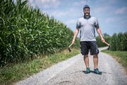 Duri Vetsch ist Materialwart des Feuerwehrzentrums Amriswil und Schweizer Meister im Messerwerfen. (Bild: Reto Martin)