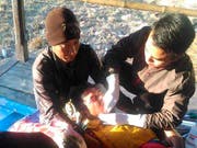 Erste Hilfe vor Ort: Sanitätspersonal kümmert sich um einen Verletzten nach dem Erdbeben in Sembalun im Osten Lomboks. (Bild: KEYSTONE/AP/FATHONI HIDAYAT)
