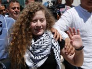 Fast acht Monate nach ihrer Festnahme ist die Palästinenserin Ahed Tamimi wieder frei. (Bild: KEYSTONE/AP/MAJDI MOHAMMED)