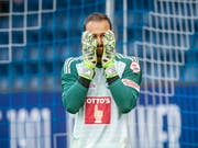 Luzerns Goalie Mirko Salvi vergräbt das Gesicht in den Händen (Bild: KEYSTONE/MELANIE DUCHENE)