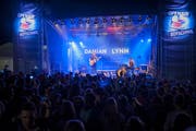 Damian Lynn lieferte mit «Feel the Heat» den WM-Song des Schweizer Fernsehens. Heiss war es auch in Bütschwil. (Bild: PD)