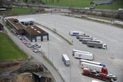 Das Schwerverkehrszentrum in Erstfeld. (Bild: Urs Hanhart, 7. März 2017)