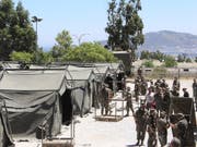 Spanische Soldaten bauen im Süden des Landes bei Ceuta ein Zeltlager auf, um über 600 im Mittelmeer aus Seenot gerettete Migranten unterzubringen. (Bild: KEYSTONE/EPA EFE/REDUAN)