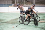 Velo-Polo – die urbane und bescheidenere Form dieser Sportart, die sonst mit Pferden ausgetragen wird. (Bild: Gaëtan Bally/Keystone)