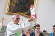 Matthias Loretan freut sich über die Rakete mit Inhalt zum Start in den Unruhestand. (Bild: Barbara Hettich)