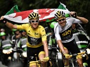 Geraint Thomas (links) freut sich mit der walisischen Flagge und mit seinem Sky-Teamkollegen Chris Froome, der in der Gesamtwertung den 3. Platz belegt (Bild: KEYSTONE/EPA AFP POOL/MARCO BERTORELLO / POOL)