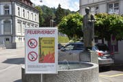 Die Gemeinde Wattwil macht per Plakat auf das im ganze Kanton geltende Feuerverbot im Wald und in Waldnähe aufmerksam. (Bild: Ruben Schönenberger)