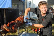 Thomas Näf aus Mosnang bereitete das Jubiläums-Spanferkel zu. (Bild: Michael Hug)