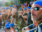 Die ersten der rund 1000 teilnehmenden Schwimmer starten zur Überquerung der Genfer Seebucht. (Bild: KEYSTONE/MARTIAL TREZZINI)