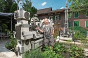 Georg Grüter mit einem seiner Brunnen bei sich zu Hause im Garten in Oberebersol. ((Bild: Dominik Wunderli (Hohenrain, 25. Juli 2018))
