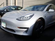 Der Chef der Fahrzeugentwicklung bei Tesla geht. Doug Field gilt als einer der Köpfe des Models 3, das massive Produktionsprobleme hat. (Bild: KEYSTONE/AP/DAVID ZALUBOWSKI)