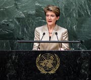 Simonetta Sommaruga spricht vor der UNO-Mitgliedsversammlung. (Bild: Jason Szenes / EPA (New York, 28. September 2015)