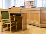 Gerichtssaal des Berner Obergerichts: Am Freitag wird hier das Urteil im Brandstiftungs-Prozess um einen Berner DJ verkündet. (Bild: Keystone/PETER KLAUNZER)