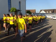 Die Zihlschlachter Turnerinnen und Turner auf dem Weg zur Feier auf dem Platz vor der Mehrzweckhalle. (Bild: Erwin Schönenberger)