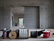 Der Rohbau der Kunsthaus-Erweiterung in Zürich ist fertig. Noch ist nicht viel zu sehen, die Dimension und die Proportionen des Gebäudes lassen sich anlässlich der «Aufrichte» allerdings bereits erleben. (Bild: KEYSTONE/MELANIE DUCHENE)