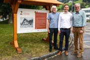 Willy Schönenberger (links) und Willy Hollenstein (rechts) von der Bühne Thurtal haben gemeinsam mit dem Lichtensteiger Stadtpräsidenten Mathias Müller den rund elf Kilometer langen Bräker-Weg eingeweiht. (Bild: Anina Rütsche)