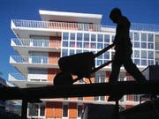 Mieten erneut angestiegen: In der Schweiz sind im Juni Mietwohnungen, die erstmals vermietet wurden, erneut teurer geworden. (Bild: KEYSTONE/GAETAN BALLY)