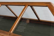 Die Vitrine der Stiftsbibliothek ist mit den konfiszierten Objekten beschriftet (Bild: Gunnar Meier)