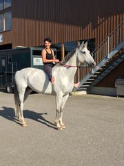 Sie kann auch ganz gut «blödeln»: Simone Wettstein barfuss und ohne Sattel auf ihrem elfjährigen Schimmelwallach Crystal. (Bild: PD)
