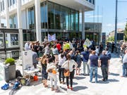 Die Angestellten von Tamedia Romandie sind in einen Streik getreten. (Bild: KEYSTONE/PATRICK HUERLIMANN)