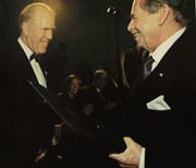 Bruno Leuthold (links) durfte im Jahr 2000 vom tschechischen Staatspräsidenten Vaclav Havel die Verdienstmedaille mit Urkunde in Empfang nehmen. (Bild: Aus dem Buch «Bruno Leuthold»)