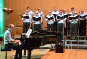 Männer mag man eben. Insbesondere, wenn sie coole Brillen tragen und singen können. (Bild: Christoph Heer)