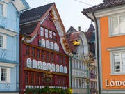 Blick auf das Haus Löwen mit Fassadenmalerei von Johannes Hugentobler. Das Museum Appenzell würdigt den Maler mit einer Sonderausstellung. (Bild: KEYSTONE/GIAN EHRENZELLER)