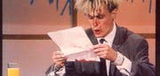Provokative Show und Autorenqual in einem: Rainald Goetz schnitt sich 1983 während der Liveübertragung seiner Lesung mit einer Rasierklinge die Stirn auf. (Bild: ORF)