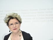Staatssekretärin Marie-Gabrielle Ineichen-Fleisch präsentiert den jüngsten Bericht zu den Auswirkungen der Personenfreizügigkeit. Ihr Fazit: Die befürchteten negativen Auswirkungen der Zuwanderung für die Einheimischen sind nicht eingetroffen. (Bild: KEYSTONE/ANTHONY ANEX)