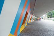 «Trompe l’œil» säumt die «Katastrophenbucht» mit einer geschickten Warm-Kalt-Farbabfolge. Bild: Maria Schmid (Zug, 3. Juli 2018)