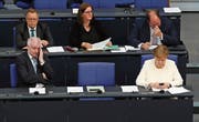 Der deutsche CSU-Innenminister Horst Seehofer und Bundeskanzlerin Angela Merkel gestern im Bundestag. (Bild: Sean Gallup/Getty (Berlin, 3. Juli 2018))