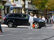 Weniger Schnee, weniger nicht geteerte Strassen aber immer mehr 4x4: Im ersten Halbjahr verfügte jedes zweite in der Schweiz verkaufte neue Auto über einen Allradantrieb. (Bild: KEYSTONE/GAETAN BALLY)