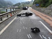Bei der Frontalkollision mit einem Auto erlitt ein 49-jähriger Töfffahrer aus Italien tödliche Verletzungen. (Bild: Kapo GR)