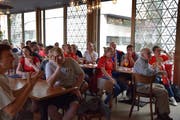Die Verzweiflung nach einer ungenutzten Chance der Schweiz steht den Nati-Fans ins Gesicht geschrieben. (Bild: Gianni Amstutz)