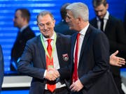 Gianni De Biasi (links) mit dem Schweizer Nationalcoach Vladimir Petkovic (Bild: KEYSTONE/JEAN-CHRISTOPHE BOTT)