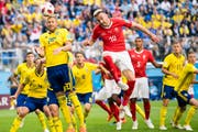 Kein Durchkommen für die Schweiz: Josip Drmic (rechts) springt im Kopfballduell mit Ola Toivonen vergeblich in die Luft. Bild: Laurent Gillieron/Keystone (St. Petersburg, 3. Juli 2018)