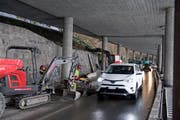 Die Baustelle wechselt nun von der berg- auf die seeseitige Fahrspur. (Bild: Corinne Glanzmann, Hergiswil, 27. März 2018)