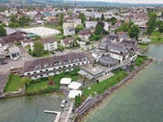 Die Bauvisiere zeigen: Der neue Ostflügel des Gebäudes soll höher werden. (Bild: Marcel Muttner)