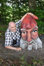 Die Holzfiguren im Sinnepark mag Reto Zingg besonders gern. (Bild: Urs M. Hemm)
