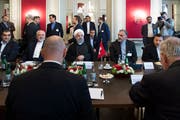 Irans Präsident Hassan Rohani (mit Kopfbedeckung) vor dem Meeting mit den Bundesräten. Bild: Peter Klaunzer/Keystone (Bern, 3. Juli 2018)