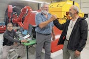 Von rechts: Paul Furrer, Caspar Walker und Ingenieur Hans-Georg von Wedemeyer bei der Inbetriebnahme. (Bild: gw (Gurtnellen, 3. Juli 2018))