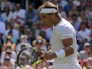 Guter Start auf Rasen: Rafael Nadal steht in Wimbledon in der 2. Runde (Bild: KEYSTONE/AP/BEN CURTIS)