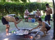 Einige Besucher verpflegten sich mit selbst mitgebrachem Fleisch vom Grill. (Bild: Christoph Heer)